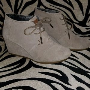 Adorable and comfy Tom wedges!